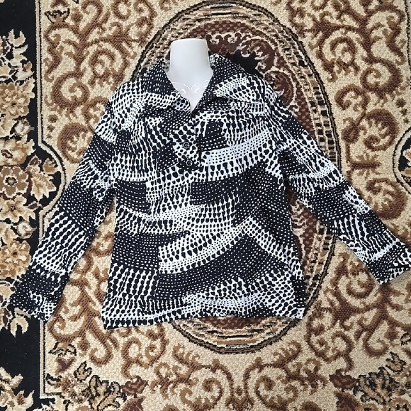Vintage 70s Polyester Blouse Shirt Daggar Collar Abstract Black and White 1970s - Picture 3 of 15
